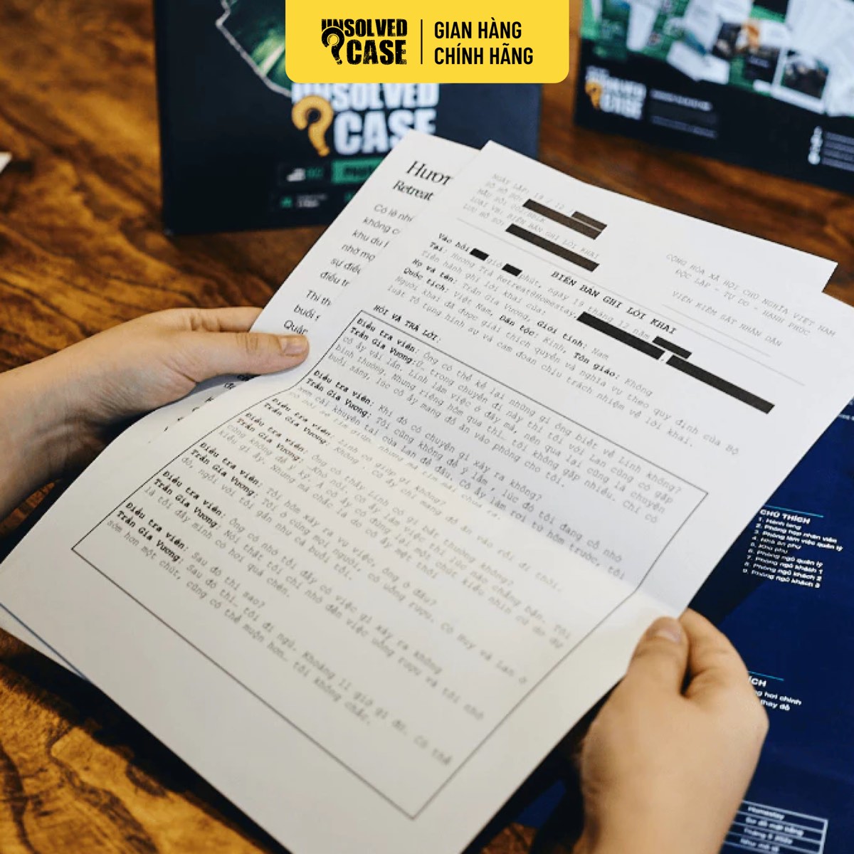 Người chơi cầm biên bản ghi lời khai có những dòng bị bôi đen