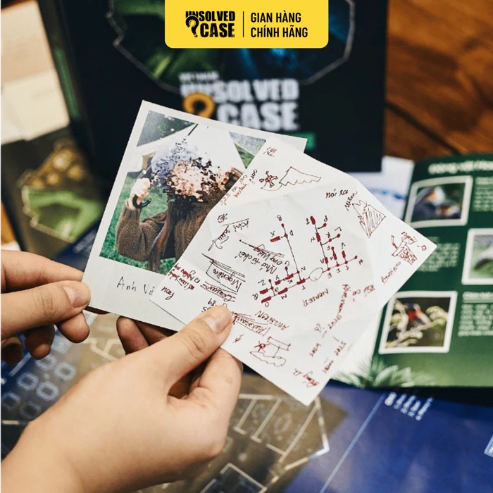 Ảnh polaroid và tờ sơ đồ vẽ tay